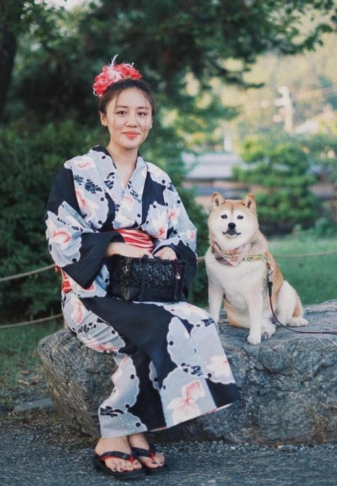 Văn Mai Hương nhớ những ngày du lịch tại Nhật Bản. Cô được dịp mặc trang phục Kimono và chơi đùa cùng chó Shiba.