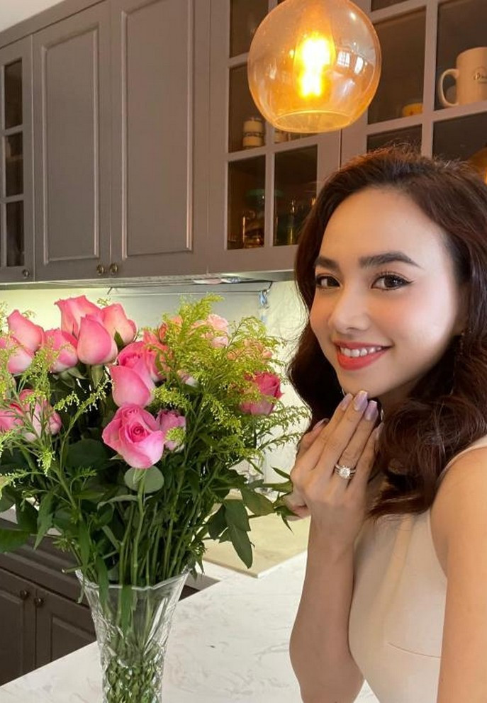 Đinh Ngọc Diệp cảm nhận tâm trạng thoải mái hơn sau khi cắm được một bình hoa ưng ý.