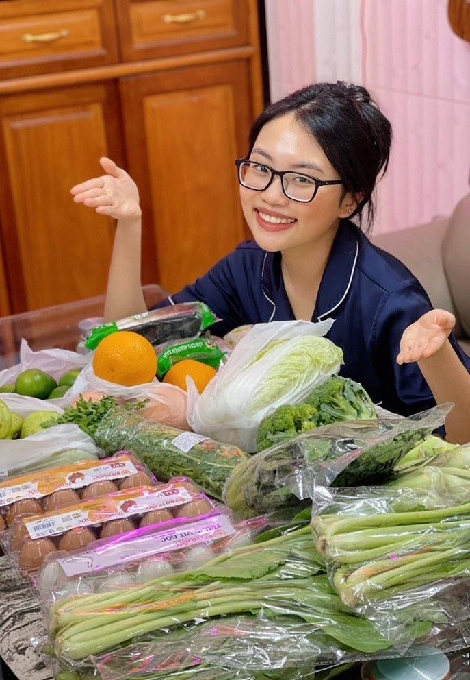 Phương Mỹ Chi khoe thực phẩm được tiếp tế từ Hoa hậu H'Hen Niê.