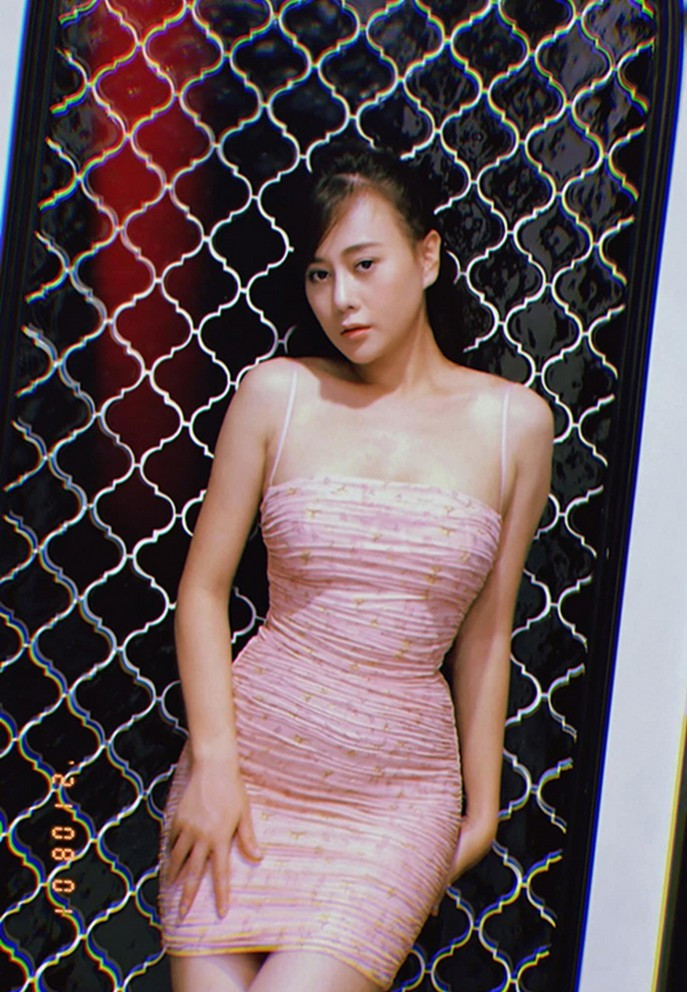 Sao Việt hôm nay 5/8: Phương Oanh với bức ảnh chụp ngẫu hứng vẫn khiến fan 'mê mệt' vì ba vòng gợi cảm.