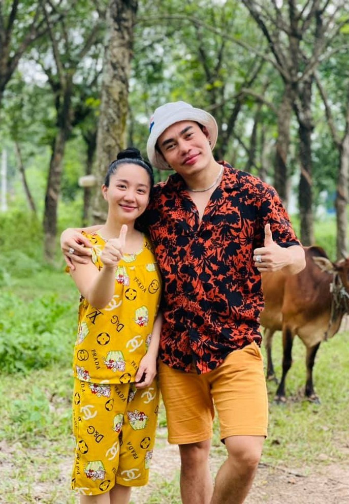 Vợ chồng Lê Dương Bảo Lâm tìm cảm giác yên bình ở quê nhà những ngày giãn cách.