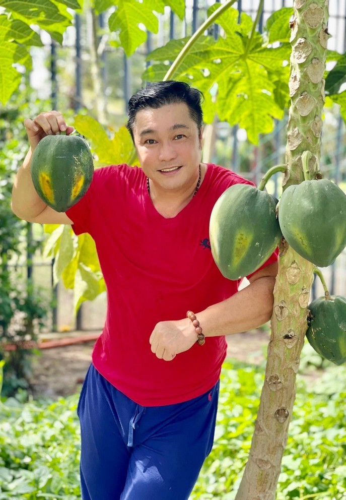 Ở tuổi 52, tài tử đình đám một thời của màn ảnh Việt vẫn giữ được vẻ ngoài phong độ, lối sống tích cực.