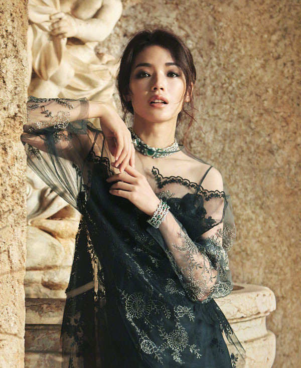 Khi được hỏi về phương pháp giảm cân, giữ dáng, Thư Kỳ bật mí: "Tôi chỉ ăn một củ cà rốt mỗi bữa. Tôi thích làm những món tráng miệng nhưng không bao giờ ăn chúng. Tôi cũng không bao giờ ăn đồ ngọt, thịt đỏ. Tôi thường xuyên ăn trái cây, hoa quả cũng như đồ ăn chứa lượng dầu, muối thấp".