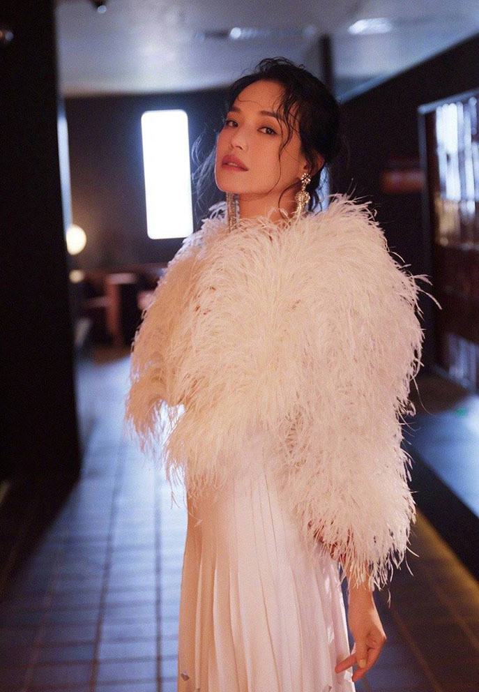 Theo On, Thư Kỳ thời gian gần đây đắt show chụp ảnh thời trang.