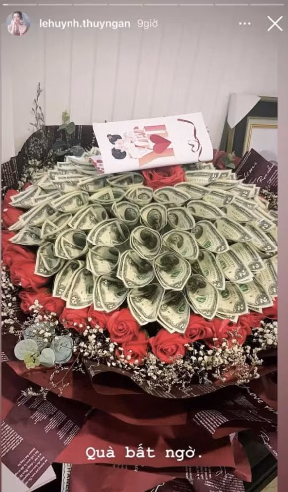 Thuy Ngan duoc tang bo hoa toan tien do, fan goi ten Truong The Vinh