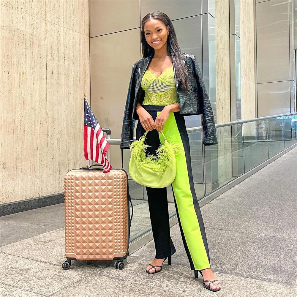 ay ngày lên đường tới Florida, cô cũng gây ngán ngẩm với bộ đồ sến sẩm. Asya Branch sinh năm 1998, đoạt vương miện Hoa hậu Mỹ 2020. Tại cuộc thi Hoa hậu Hoàn vũ 2020 đang diễn ra, dù là đại diện chủ nhà nhưng Asya Branch không được giới chuyên gia đánh giá cao. 