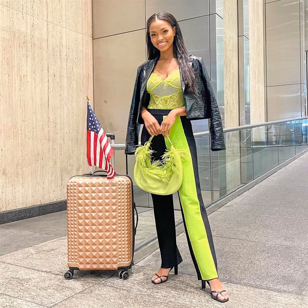 Hay ngày lên đường tới Florida, cô cũng gây ngán ngẩm với bộ đồ sến sẩm. Asya Branch sinh năm 1998, đoạt vương miện Hoa hậu Mỹ 2020. Tại cuộc thi Hoa hậu Hoàn vũ 2020 đang diễn ra, dù là đại diện chủ nhà nhưng Asya Branch không được giới chuyên gia đánh giá cao. 