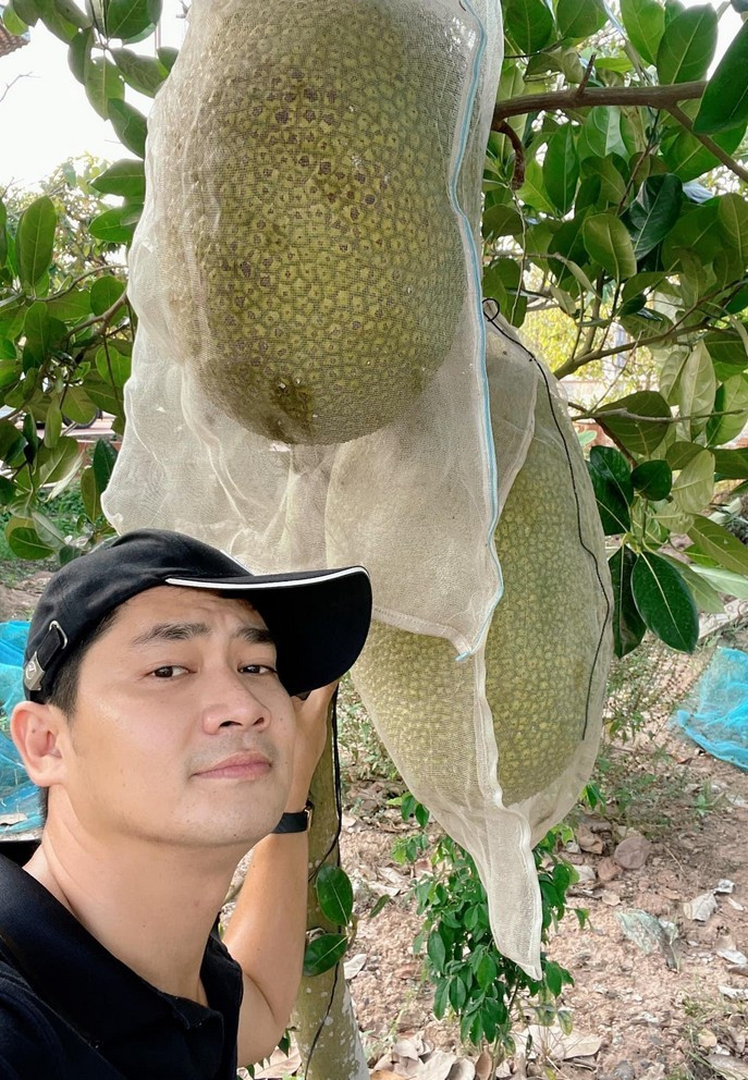 "Hơn 10 năm lên Sài Gòn lập nghiệp, đây là thời gian tôi ở lại quê lâu nhất. Trong hoàn cảnh khó khăn, tôi cố gắng tìm niềm vui từ những điều bình dị. Mỗi ngày, tôi làm cộng việc đồng áng. Bận rộn nhưng lại vui vì được quây quần bên gia đình", anh chia sẻ.