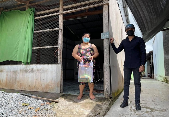 Diễn viên Minh Luân cũng tích cực tham gia công tác từ thiện ở địa phương. Anh trực tiếp đóng góp và kêu gọi một số người bạn thân được 600 thùng mì tôm.