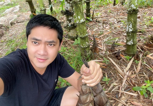 Ngoài hoạt động nghệ thuật, anh còn kinh doanh mỹ phẩm, mở nhà hàng ở Cần Thơ và đều hoạt động hiệu quả.