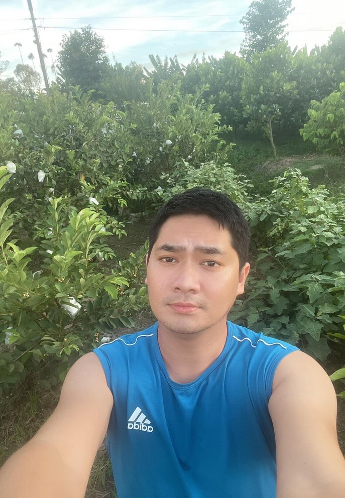 Chia sẻ với VietNamNet, Minh Luân cho hay về quê từ trước khi dịch bệnh tại TP.HCM bùng phát. Nam diễn viên dự định nghỉ ngơi ít ngày để trở lại thành phố làm việc thì bất ngờ nhận được lệnh giãn cách.