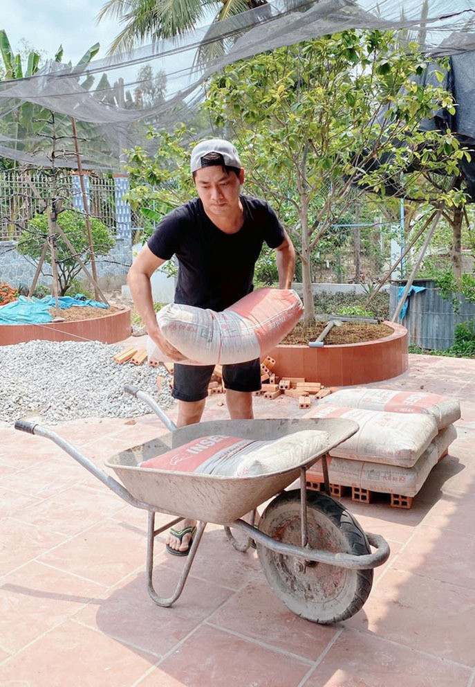 Hồi đầu năm, Minh Luân công khai bạn gái là ca sĩ Thiên Hương. Cả hai gặp gỡ, quen biết sau khi cùng làm việc trong một dự án. Họ yêu nhau hơn một năm và dự định tổ chức lễ cưới trong năm nay. Tuy nhiên, do dịch bệnh diễn biến phức tạp nên kế hoạch hiện phải hoãn lại. 