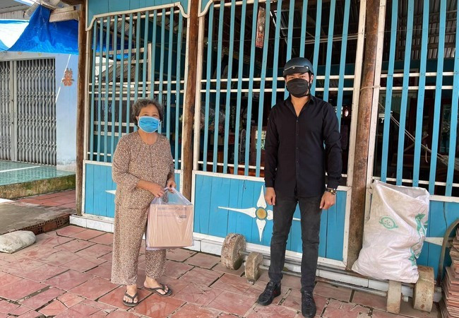 Nam diễn viên thay mặt phân phát đến người dân ở các ấp, xã và khu vực bị phong tỏa. "Dịch bệnh ảnh hưởng lớn đến công việc và mang đến gánh nặng cho nhiều người. Tôi mong chúng ta đều bình an để sớm bắt đầu cuộc sống mới", anh chia sẻ.