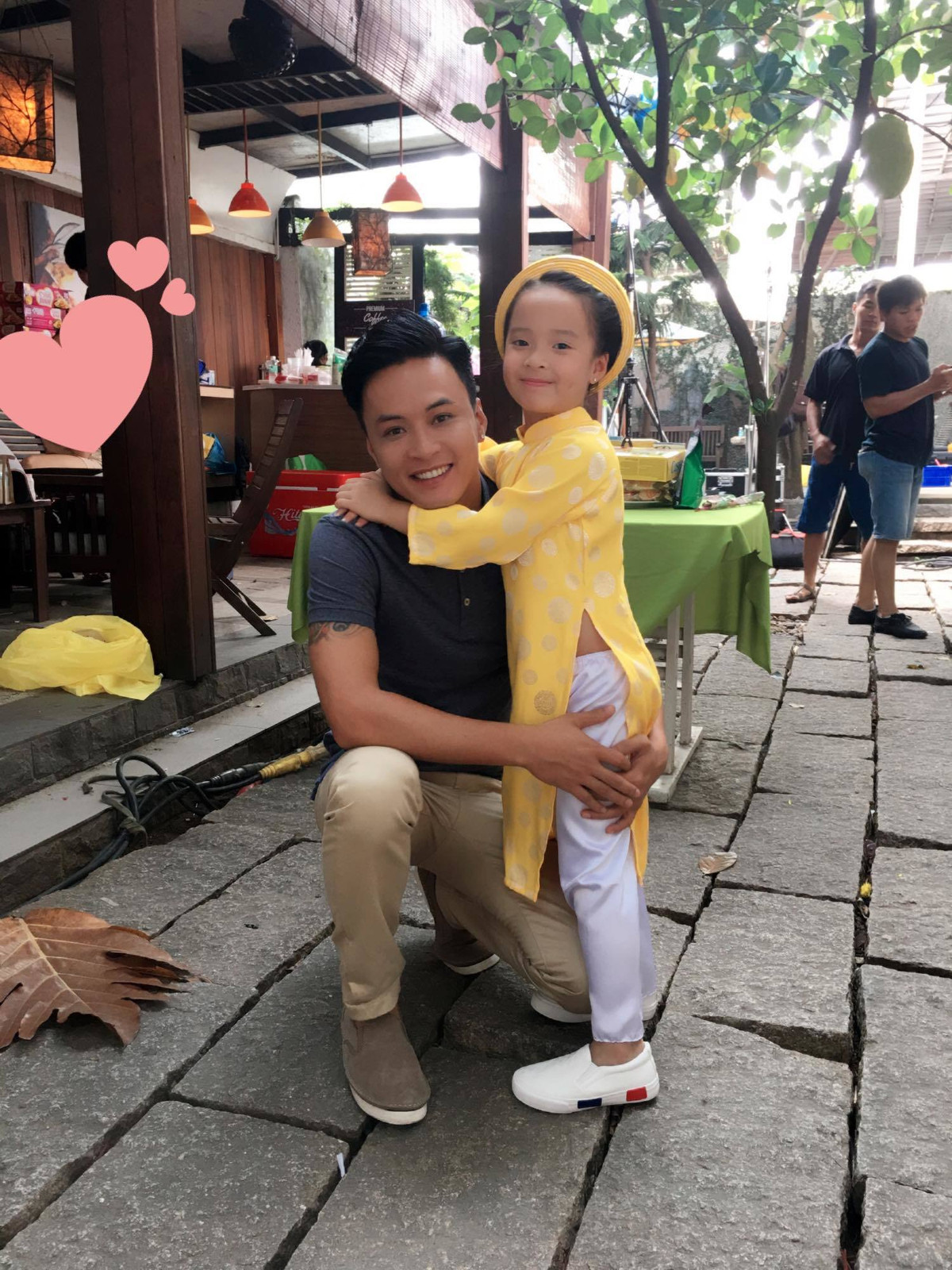 "Ngắm ảnh cũ thấy cô bé ngày nào bé tí giờ lớn đùng như con nhà khác nhảy vào nhà mình vậy", Hồng Đăng viết.