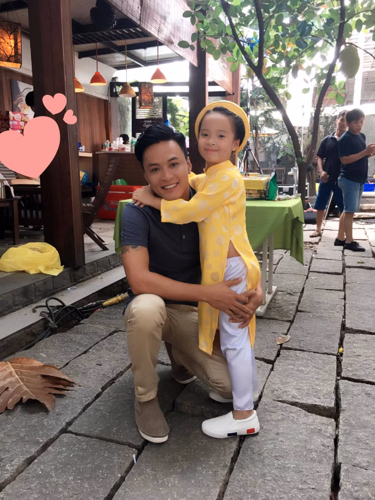 "Ngắm ảnh cũ thấy cô bé ngày nào bé tí giờ lớn đùng như con nhà khác nhảy vào nhà mình vậy", Hồng Đăng viết.