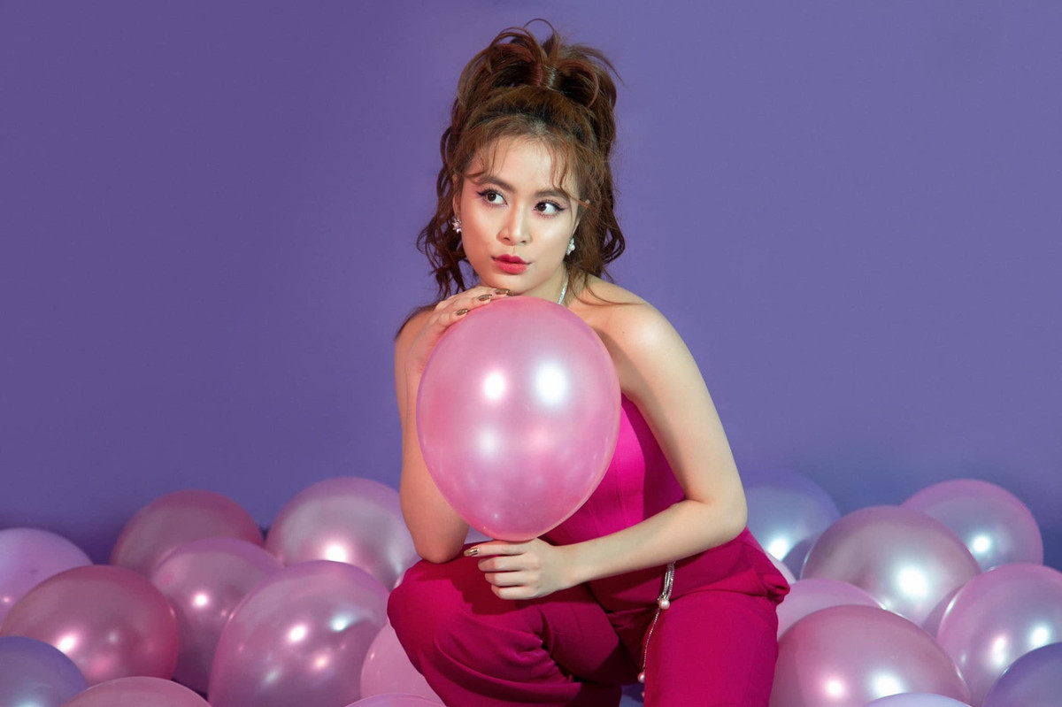 Ở nhà mùa dịch, Hoàng Thùy Linh tự thiết kế "tour du lịch" lên sân thượng chụp ảnh rồi xuống bếp lấy thức ăn cho mèo.