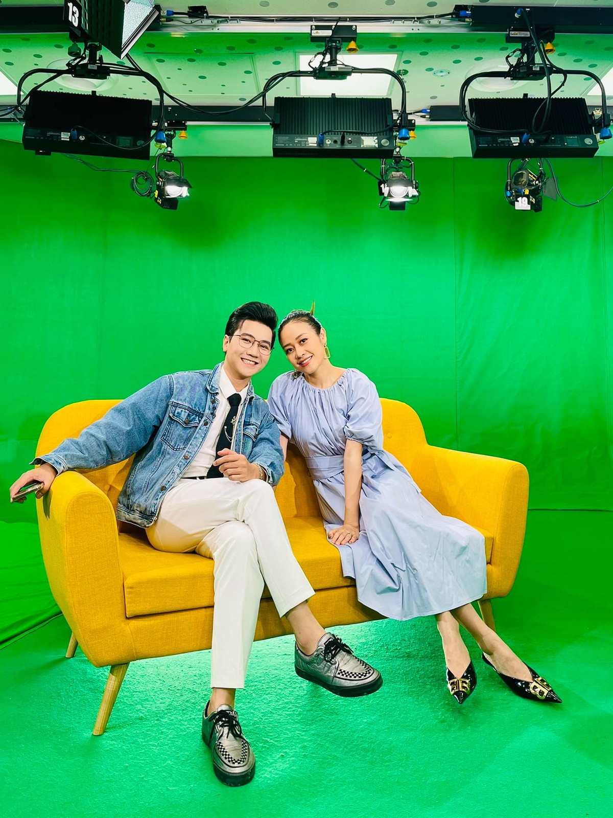 MC Công Tố thân thiết bên Phí Linh. "Ảnh này chỉ qua 4 lớp chỉnh sửa, mình thấy đã đẹp nên dừng lại", anh hài hước viết.