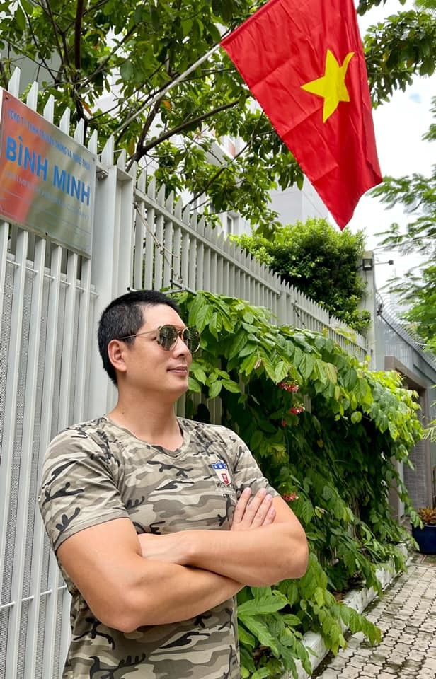 Sao Việt hôm nay 3/9: Bình Minh tự hào tạo dáng bên quốc kỳ.