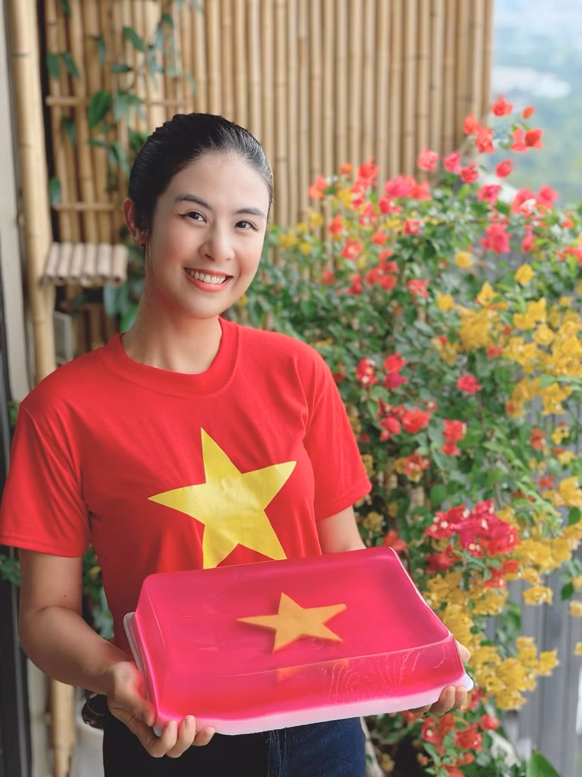 Sao Việt Ngọc Hân bên chiếc bánh thạch cờ đỏ sao vàng đặc biệt.