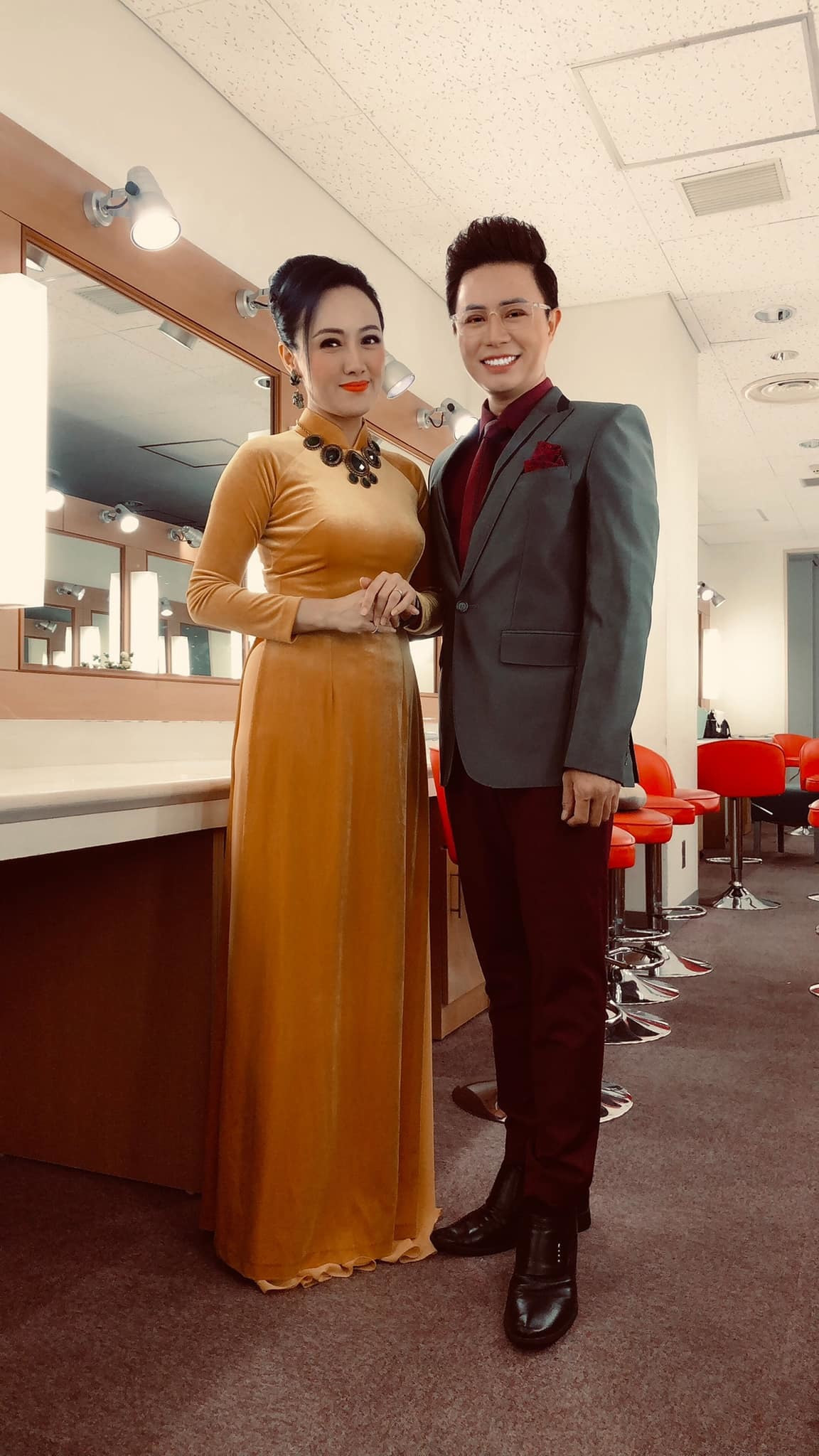 MC Lê Anh bên BTV Hoài Anh trong hậu trường chương trình "Dáng hình đất nước".