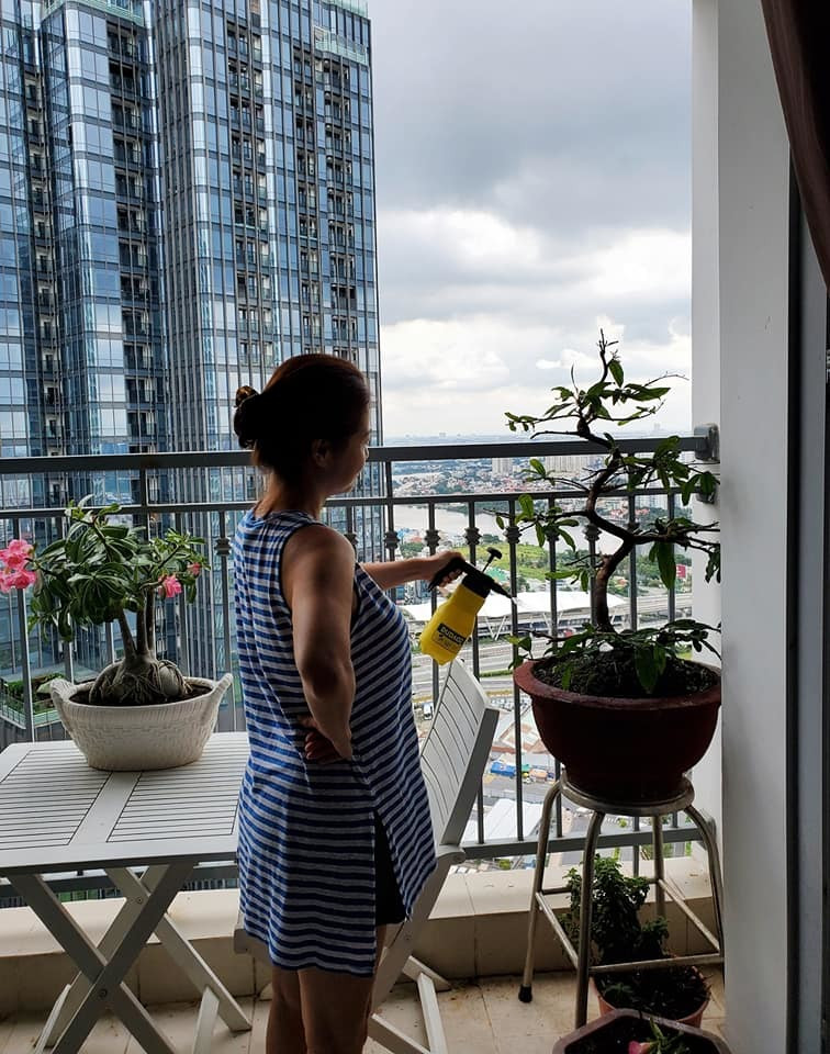 Hồ Lệ Thu thảnh thơi chăm hoa.