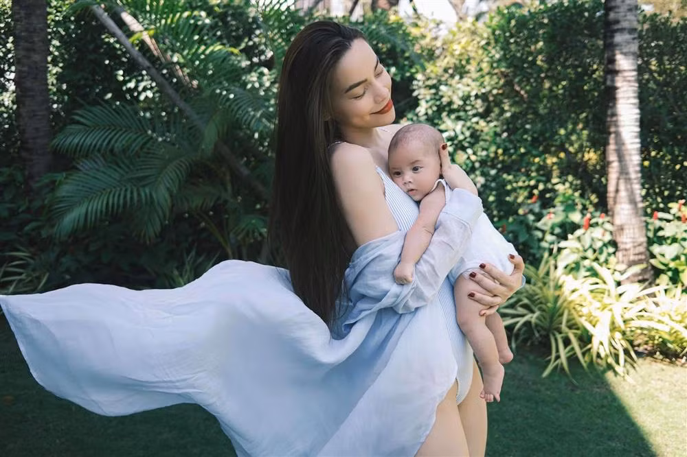 Khoảnh khắc "bay bổng" của nữ ca sĩ khi âu yếm con gái Lisa.