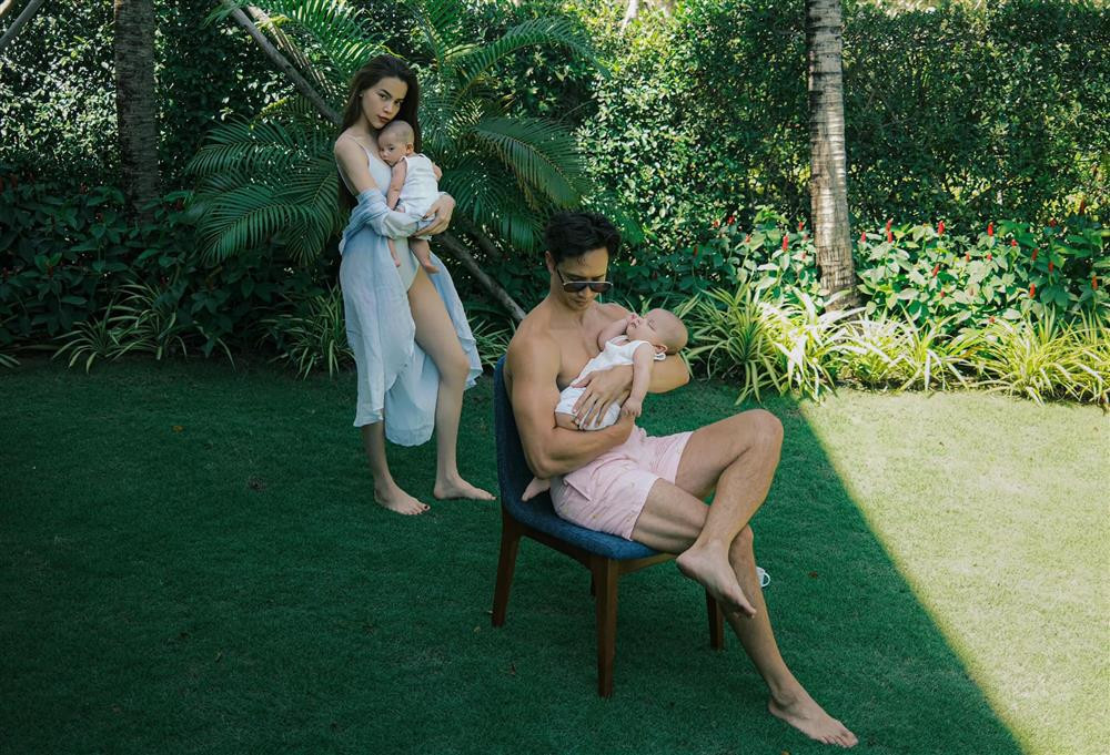 rong khi Kim Lý "chịu trách nhiệm" bế ẵm Leon. Nếu không phải gia đình Kim Lý - Hà Hồ thì rất khó để cho ra những thước hình bắt mắt tới vậy.