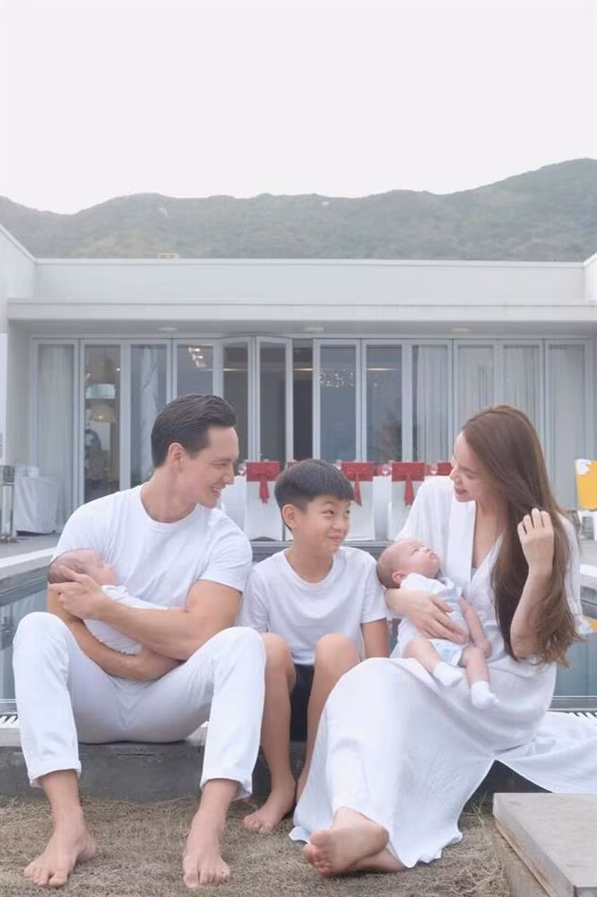 Những khoảnh khắc hạnh phúc cho thấy ca sĩ Hồ Ngọc Hà đang có cuộc sống rất trọn vẹn.