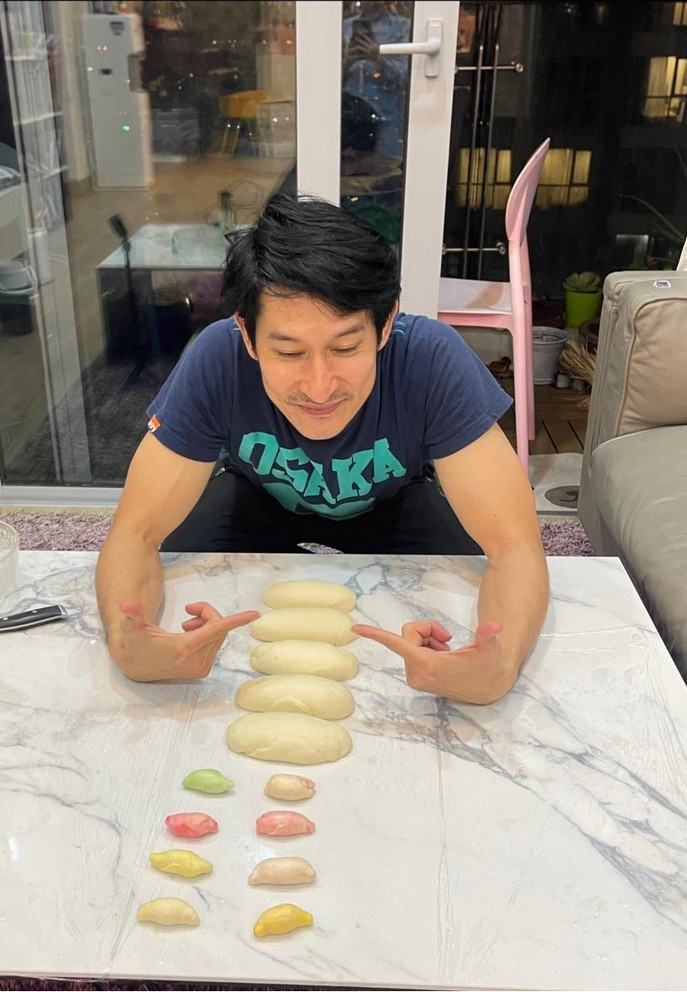 Huy Khánh tự nhồi bột làm bánh bao nhưng thành quả không được như mong đợi.