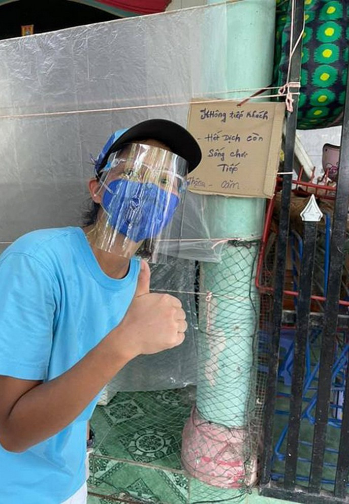 H'Hen Niê bật cười vì sự hài hước của chủ nhà nơi cô hỗ trợ phát lương thực.