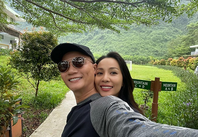 Hoàng Bách và bà xã được nhận xét có 'tướng phu thê' khi cùng selfie trong chuyến dã ngoại trước dịch.