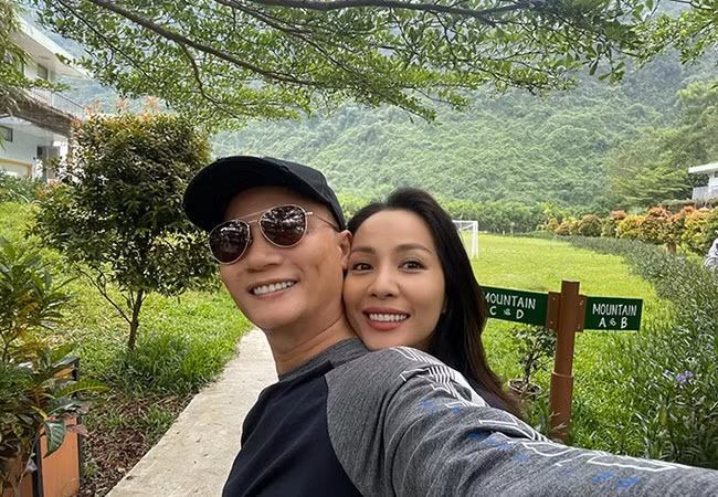 Hoàng Bách và bà xã được nhận xét có 'tướng phu thê' khi cùng selfie trong chuyến dã ngoại trước dịch.