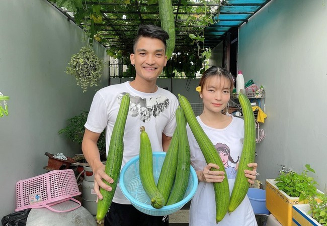 Vợ chồng Mạc Văn Khoa khoe mướp nhà thu hoạch gần 5 kg.