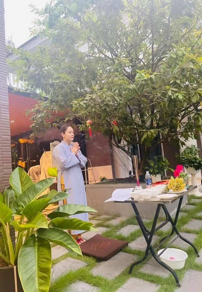 Nhật Kim Anh thành tâm khấn nguyện trong những ngày Vu lan tháng 7. Nữ diễn viên tu tại gia từ 2 năm qua.
