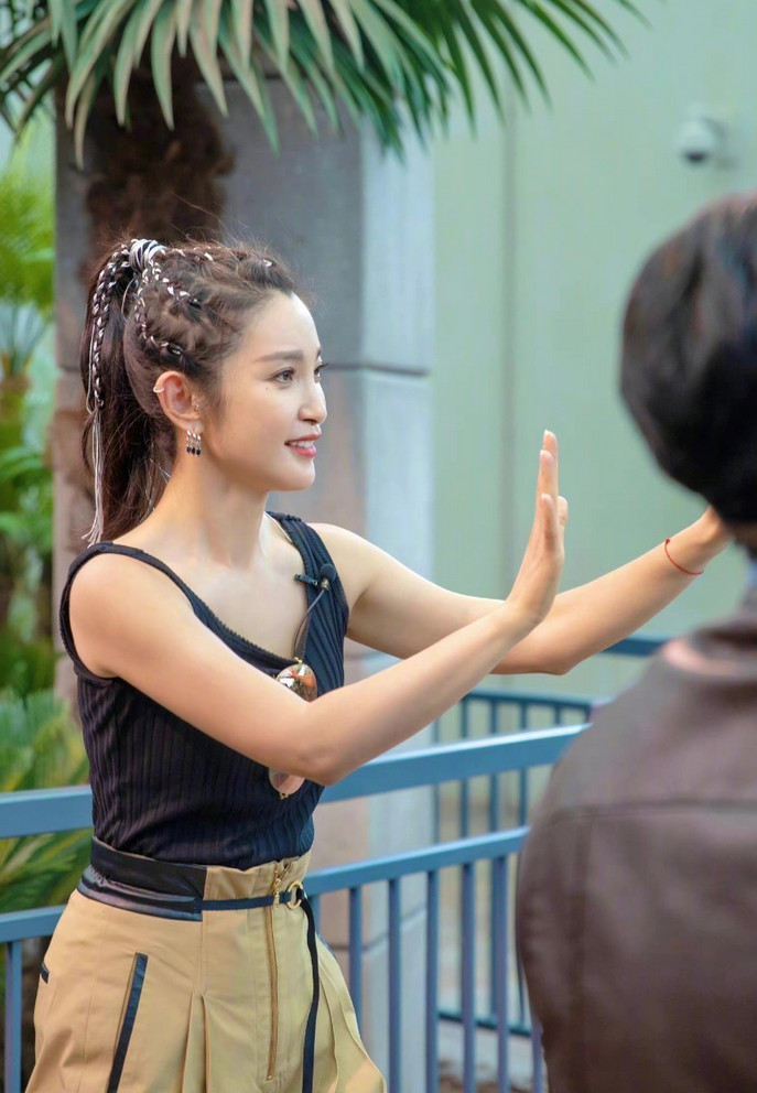 Nữ diễn viên hiện dành thời gian nghỉ ngơi trước khi trở lại với dự án mới. Một nguồn tin tiết lộ Hoa đán họ Lý hiện rất cẩn trọng đối với mỗi sản phẩm mình góp mặt.