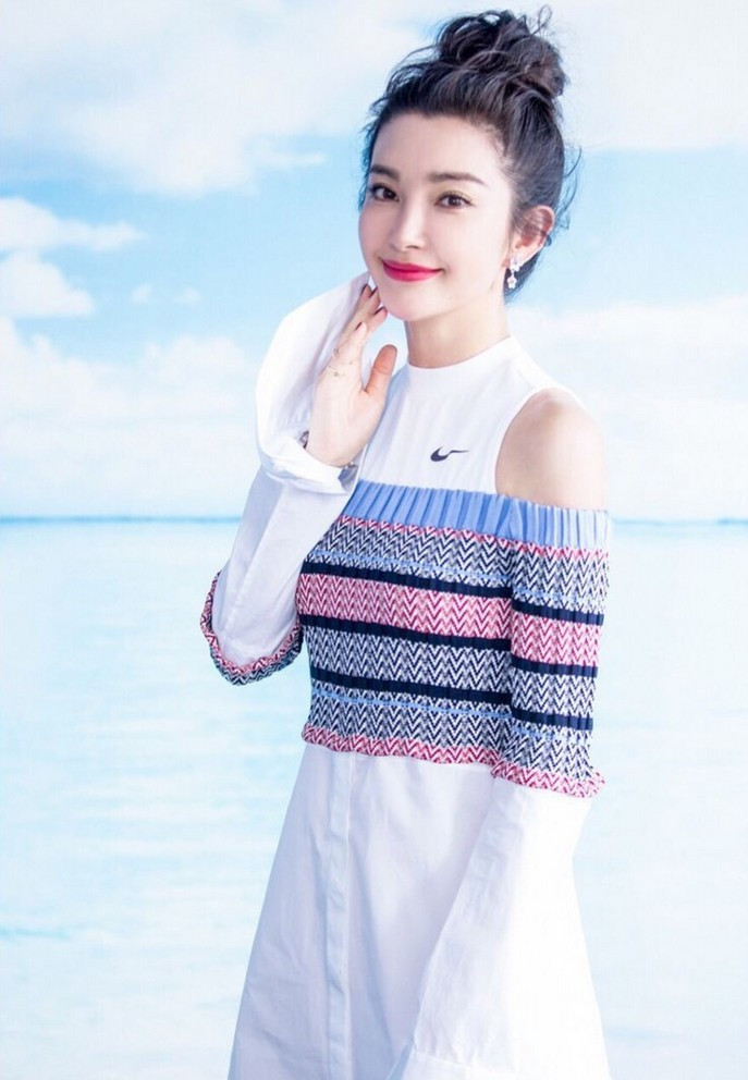 Lý Băng Băng sinh năm 1973, là một trong những nữ diễn viên nổi tiếng nhất Trung Quốc. Tên tuổi của cô gắn liền với những tác phẩm gây tiếng vang như: Bao Công, Tuyết hoa bí phiến, Vệ binh ngôi mộ cổ, Vùng đất quỷ dữ, Phong thanh... Từ năm 2005 đến nay, diễn viên tập trung vào mảng điện ảnh và tham vọng phát triển sự nghiệp tại kinh đô Hollywood.