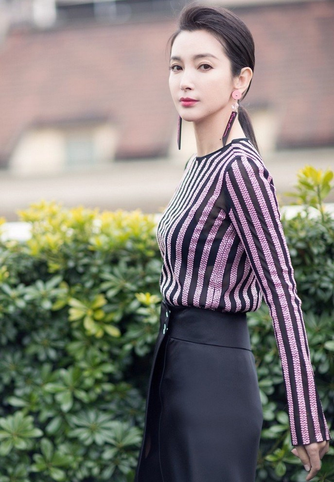 Mỗi lần ra ngoài hay dự sự kiện, nữ diễn viên luôn thu hút sự chú ý bởi vẻ ngoài rạng rỡ bất chấp tuổi tác. Phong cách thanh lịch nhưng không kém phần quyến rũ trở thành điểm nhấn về thời trang của Lý Băng Băng trong nhiều năm qua.
