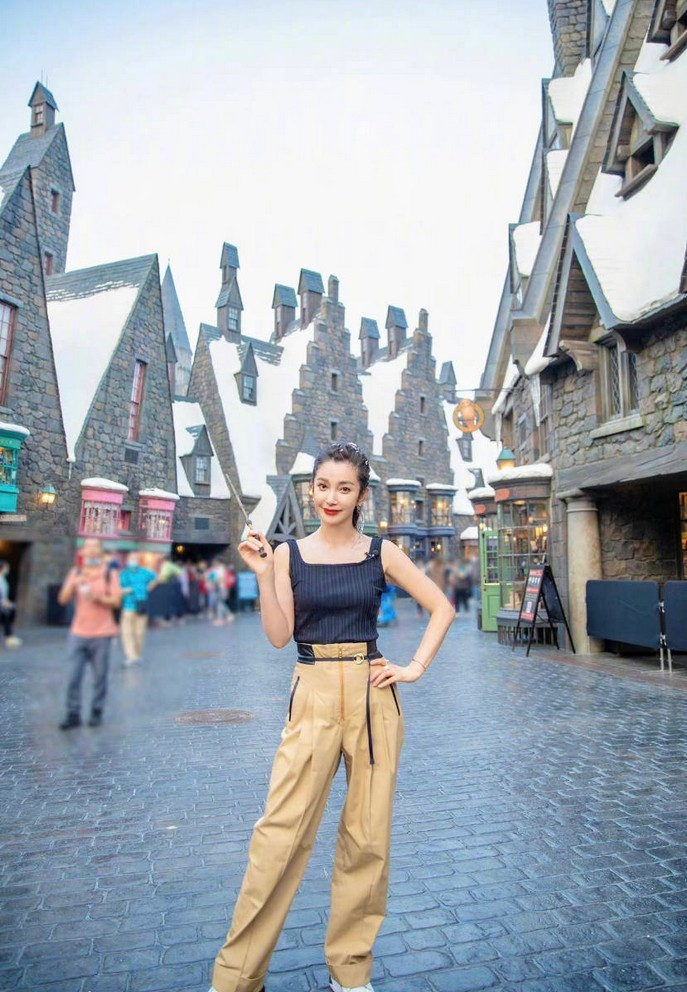 Thông qua những tấm hình do nữ diễn viên đăng tải, nhiều cư dân mạng dành nhiều lời khen cho vóc dáng nổi bật của cô dù đã bước sang tuổi U50.