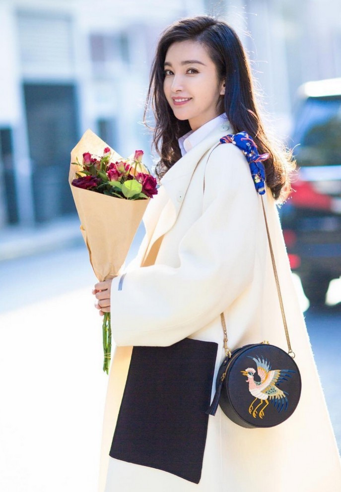 Lý Băng Băng được mệnh danh là "người đẹp không tuổi" của showbiz Hoa ngữ. Cô từng cho biết áp dụng chế độ ăn uống, tập luyện nghiêm ngặt để giữ sức khỏe, duy trì nhan sắc.