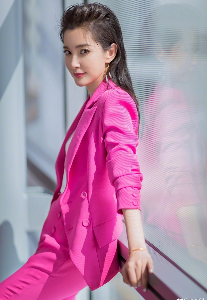 “Trông cô ấy không khác gì những cô thiếu nữ. So với 20 năm trước chẳng khác biệt là mấy”, Sina bình luận.