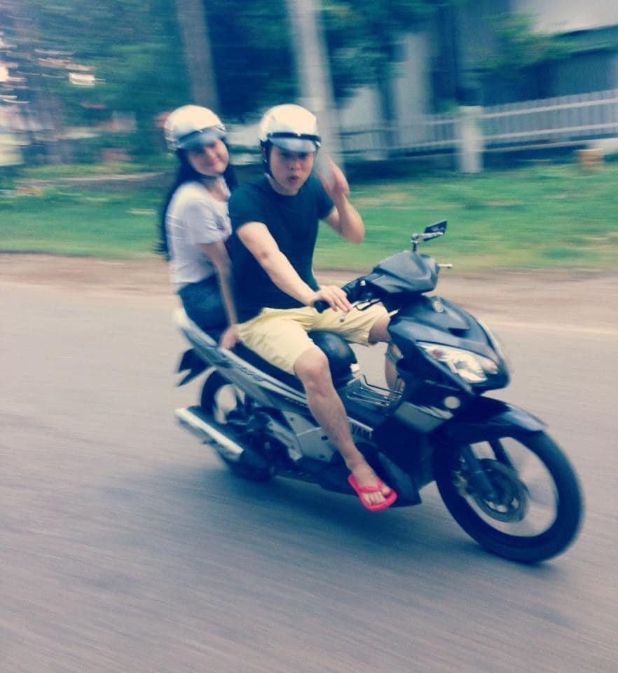 Ngọc Trinh vẫn giữ được gương mặt ngây thơ, đầy đặn. Diện bộ trang phục áo phông sơ vin quần jeans bó sát, dép tông Lào nhưng cô vẫn phô diễn được body gợi cảm. Chẳng cần hở bạo, khoe da thịt như hiện tại, mẫu nội y vẫn ghi điểm tuyệt đối. Khán giả bày tỏ thích hình ảnh hồn nhiên, trong sáng này của cô nàng thay vì hình tượng sexy phản cảm hiện tại.