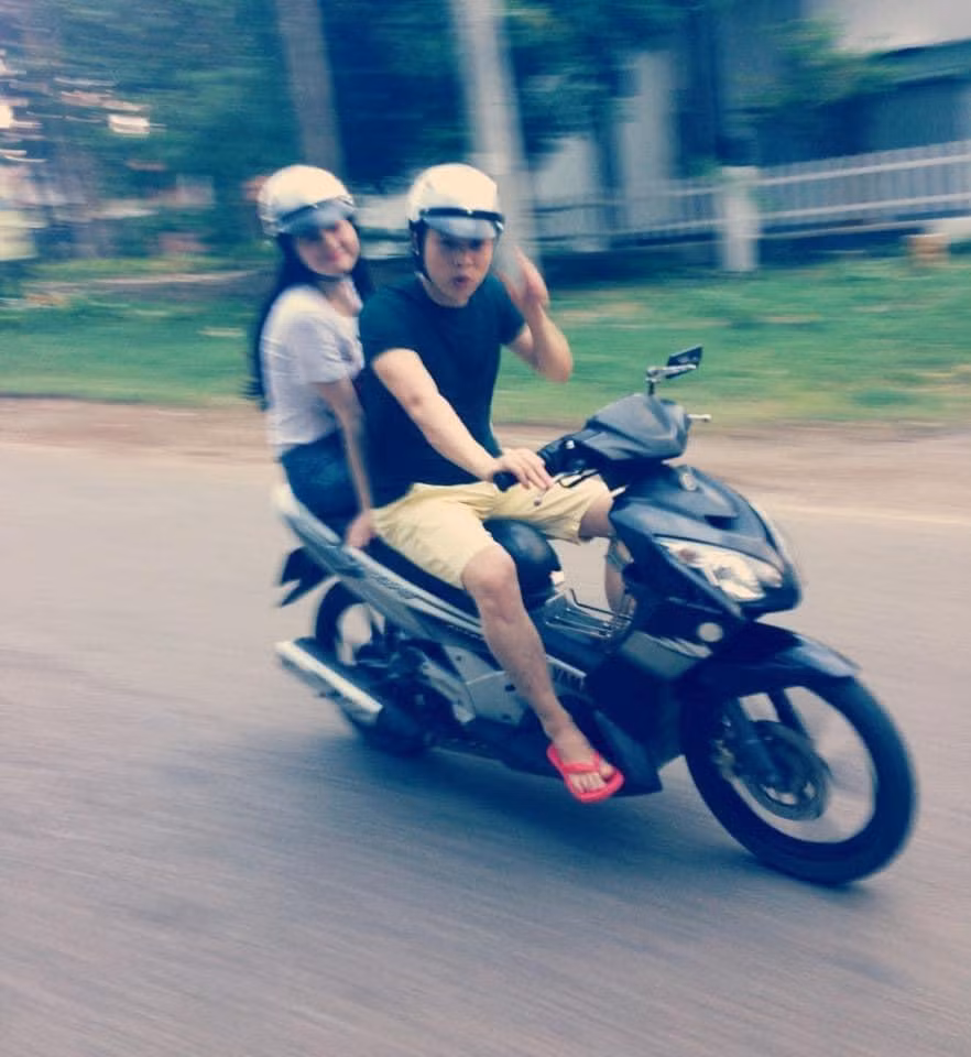 Ngọc Trinh vẫn giữ được gương mặt ngây thơ, đầy đặn. Diện bộ trang phục áo phông sơ vin quần jeans bó sát, dép tông Lào nhưng cô vẫn phô diễn được body gợi cảm. Chẳng cần hở bạo, khoe da thịt như hiện tại, mẫu nội y vẫn ghi điểm tuyệt đối. Khán giả bày tỏ thích hình ảnh hồn nhiên, trong sáng này của cô nàng thay vì hình tượng sexy phản cảm hiện tại.