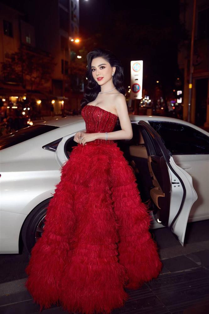 âm Khánh Chi mang thiết kế Lê Thanh Hòa đi sự kiện luôn cho hot.