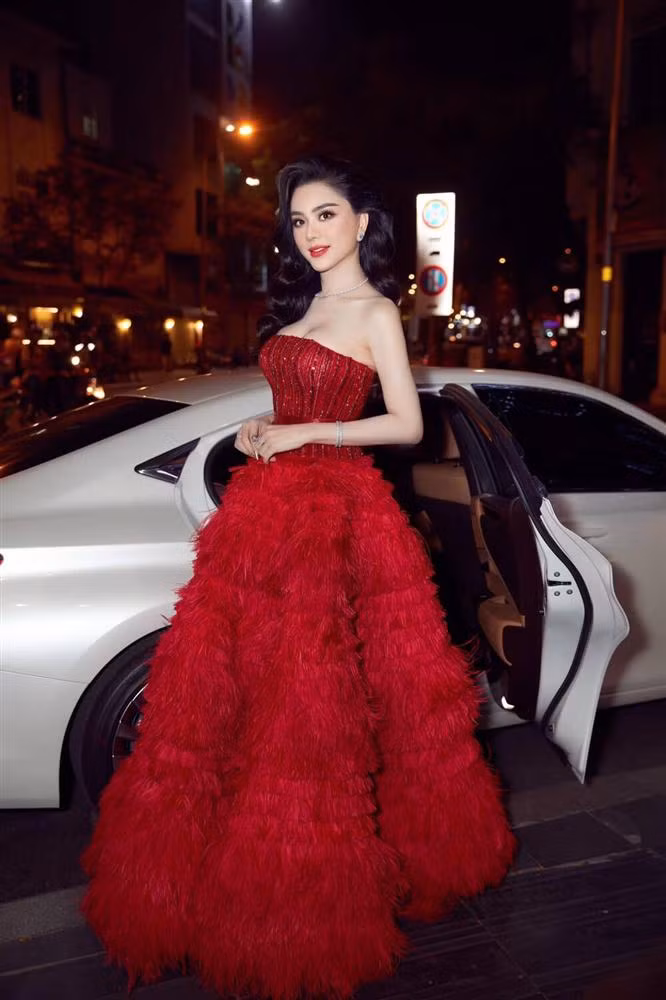 Lâm Khánh Chi mang thiết kế Lê Thanh Hòa đi sự kiện luôn cho hot.