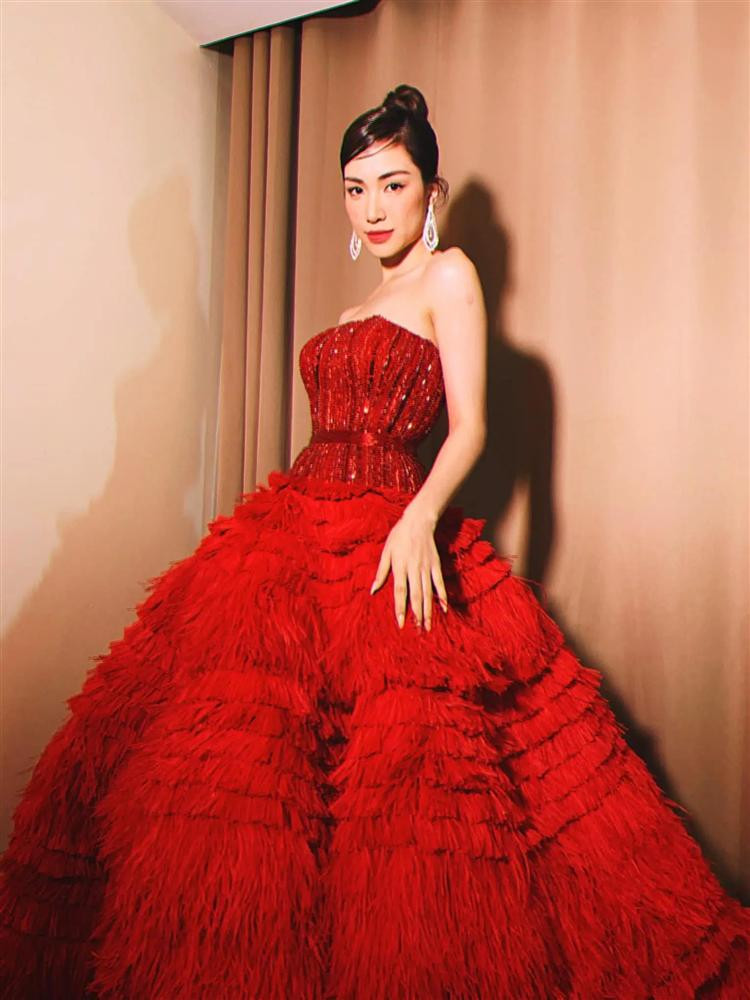 a sĩ Hòa Minzy makeup son đỏ, vừa tông xuyệt tông màu váy, vừa giúp gương mặt thêm thần thái, cuốn hút. Dù chỉ cao 1m55 song giọng ca "Không thể cùng nhau suốt kiếp" vẫn mạnh dạn "đụng hàng" cùng dàn chân dài Vbiz.