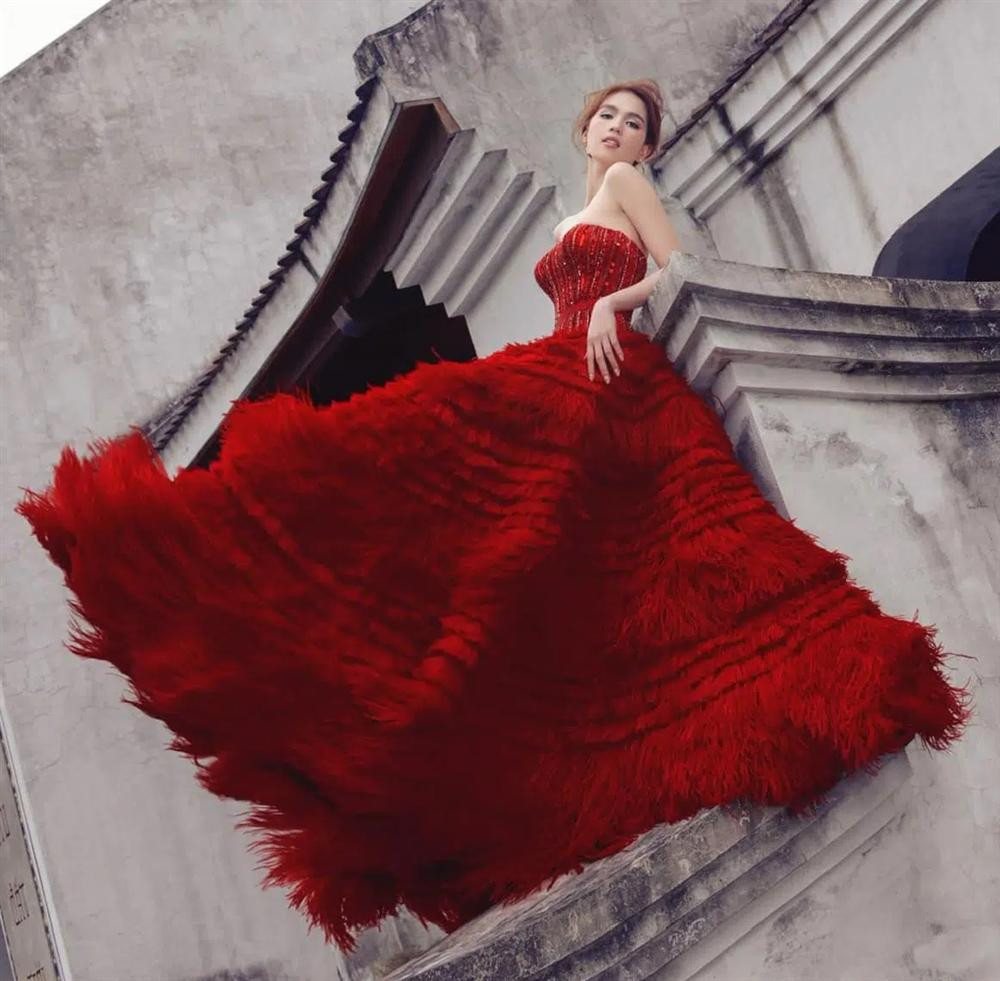 ##ss###style="text-decoration: underline;">Chiếc đầm dạ hội màu đỏ Hòa Minzy mặc từng được rất nhiều mỹ nhân diện trước đó như Ngọc Trinh, Tú Anh, Lâm Khánh Chi.