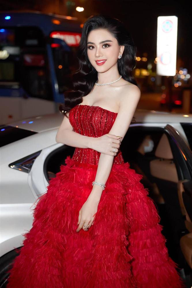 ái tóc uốn xoăn bồng bềnh, suôn mượt cũng là điểm cộng cho Lâm Khánh Chi.