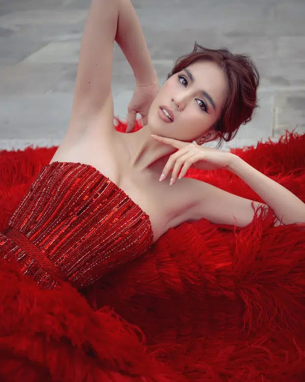 àn da trắng sứ của "nữ hoàng nội y" được làm bật khi diện đầm đỏ. Trinh chọn cho mình kiểu makeup môi nude tây tây kết hợp tóc búi, uốn mái nhẹ nhàng, toát lên vẻ đẹp kiêu kì.