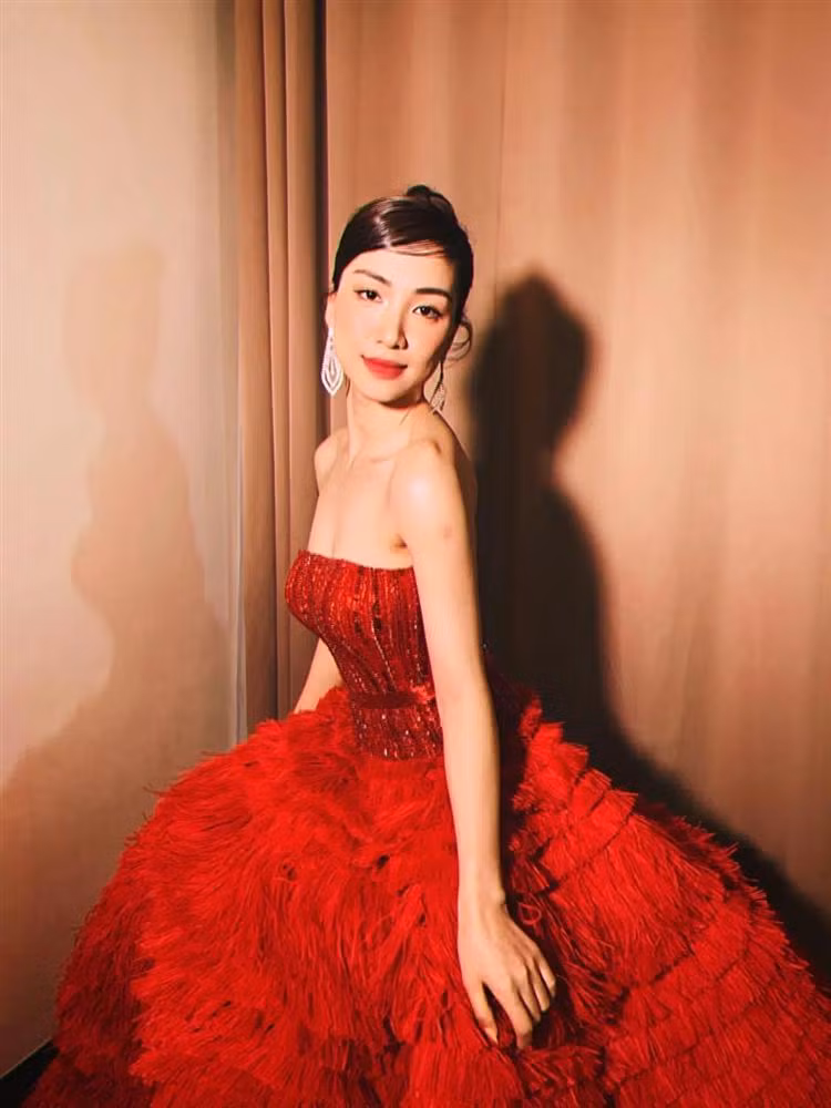 Ngoài việc khoe vóc dáng mảnh mai trong bộ cánh đính kết cầu kì, nữ ca sĩ còn khéo léo mix thêm khuyên tai hình giọt nước lấp lánh, sang chảnh.