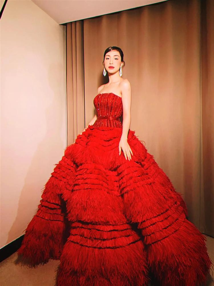 uất hiện trong sự kiện mới đây, Hòa Minzy trở thành tâm điểm chú ý. Mang đúng tinh thần chị cả "Hoa dâm bụt", nữ ca sĩ lựa chọn chiếc đầm dạ hội màu đỏ, bồng xòe như một bông hoa rực rỡ.